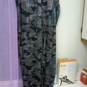 camo loose thin pants..sizing xl to xxl